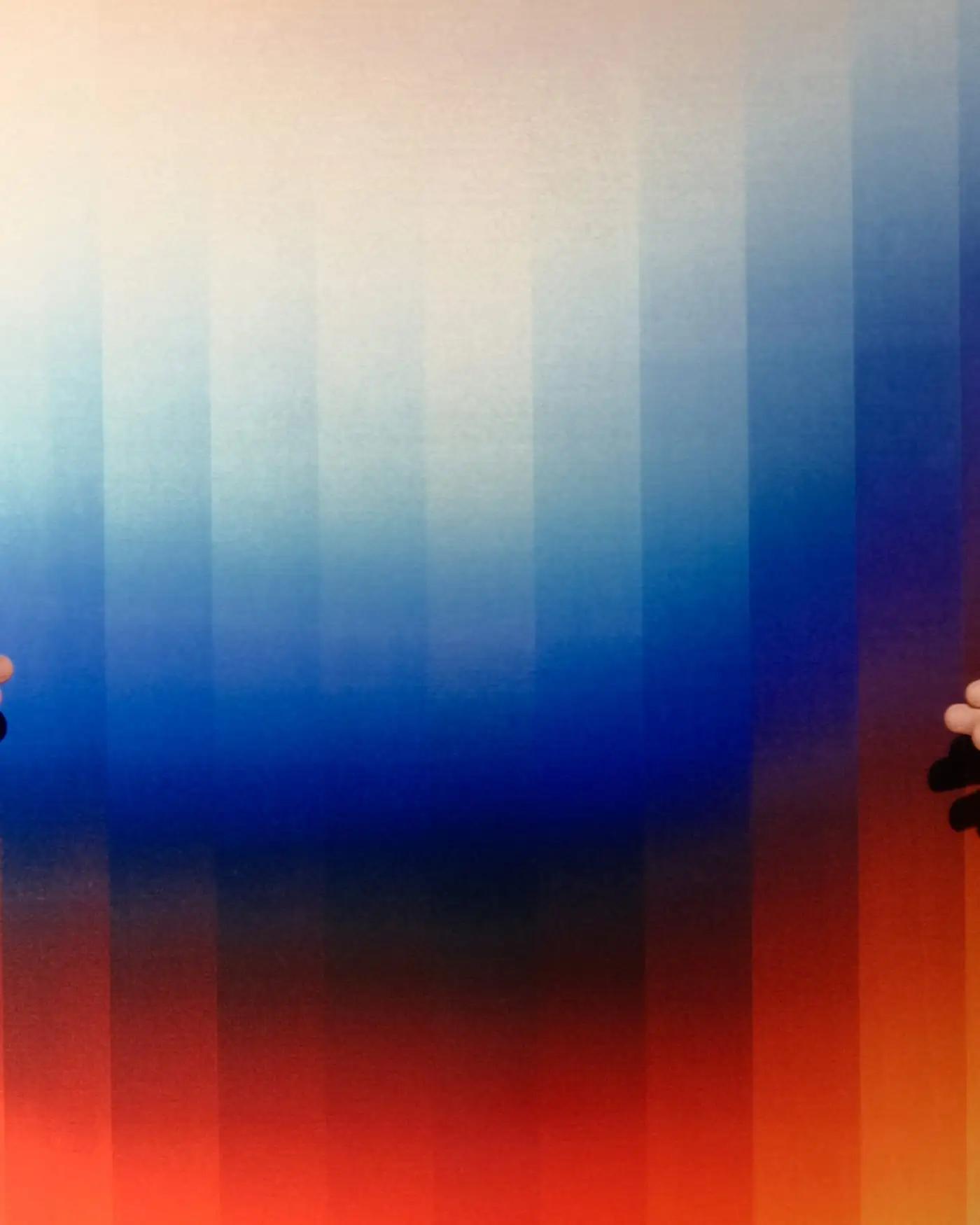 Gros plan sur l’œuvre Sunrise : un dégradé de lames bleues, noires et rouges.